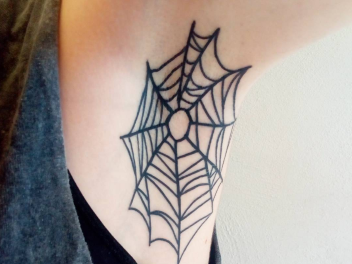 tatuaż w kształcie pajęczyny na skórze pod pachami