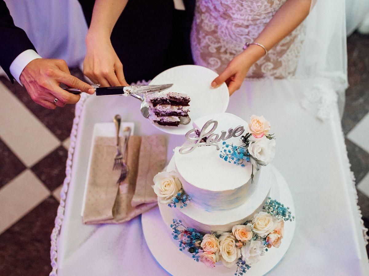 Tort z kwiatami na wesele