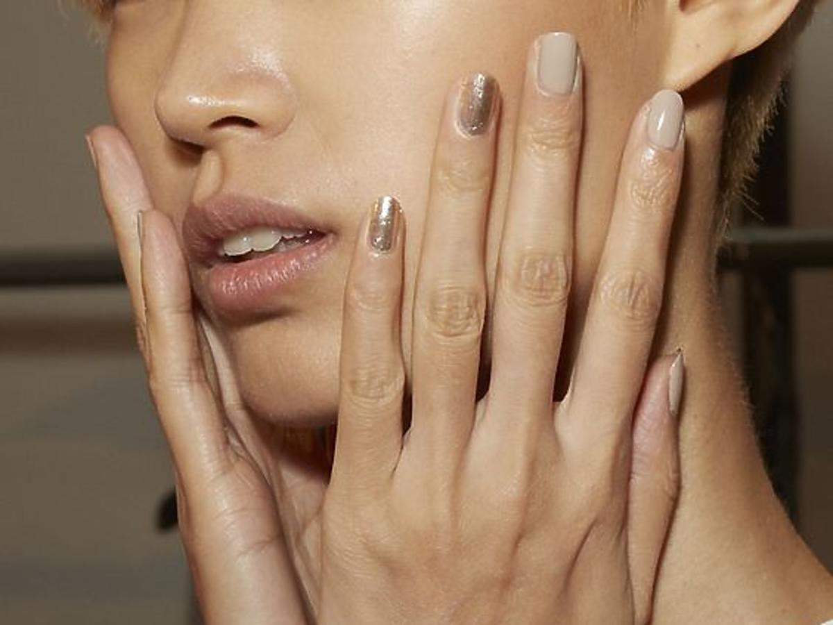 Trendy w manicure na jesień 2019. Oto dominujące kolory 
