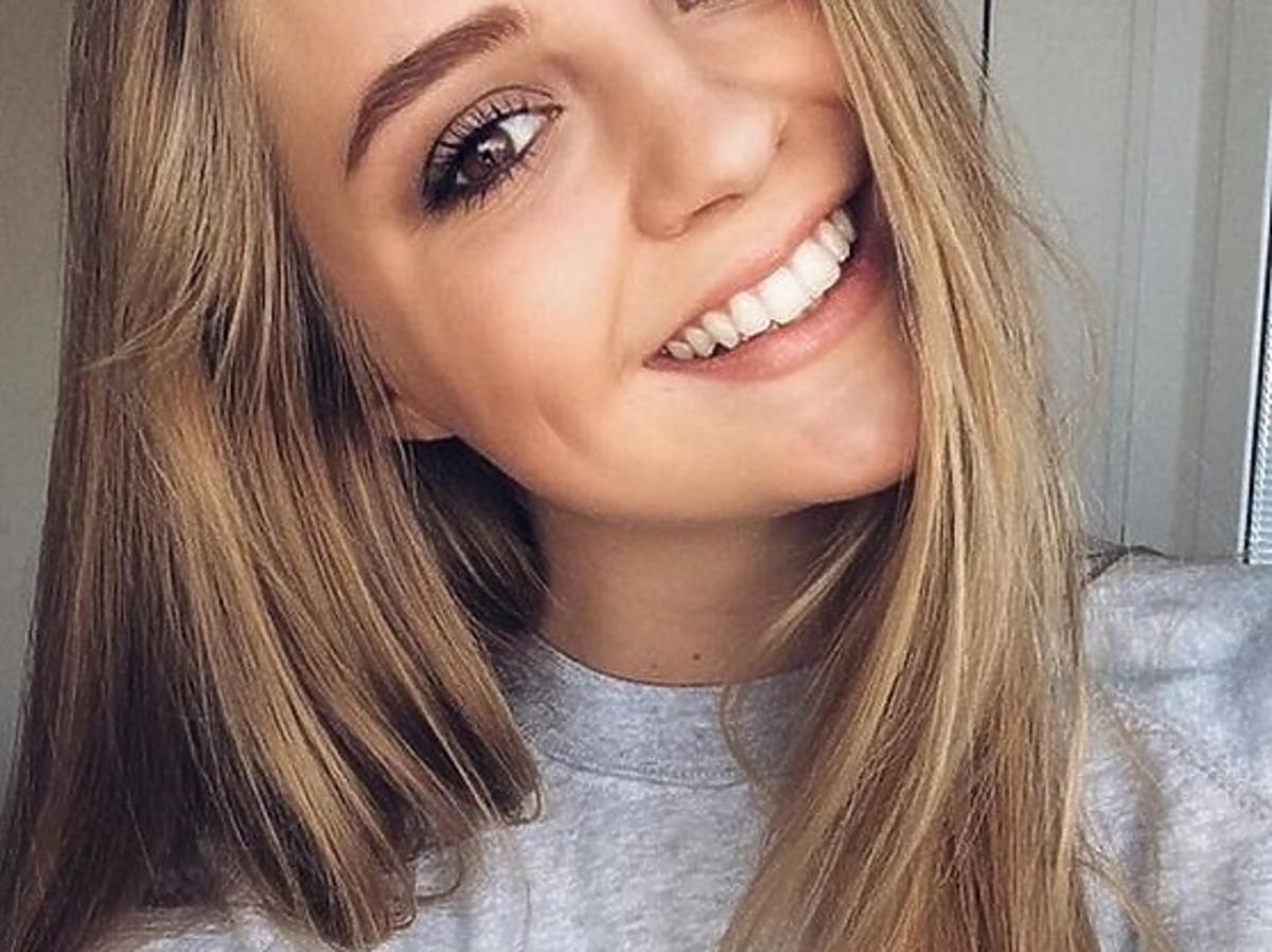 uśmiechnięta blondynka