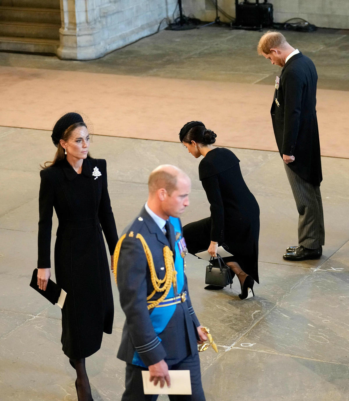 William i Harry z żonami oddają hołd królowej