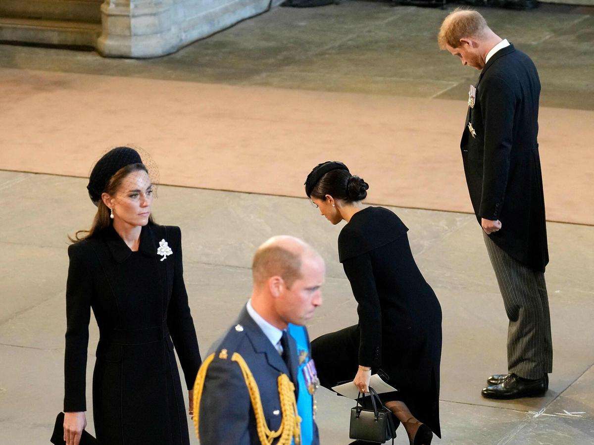 William i Harry z żonami oddają hołd królowej