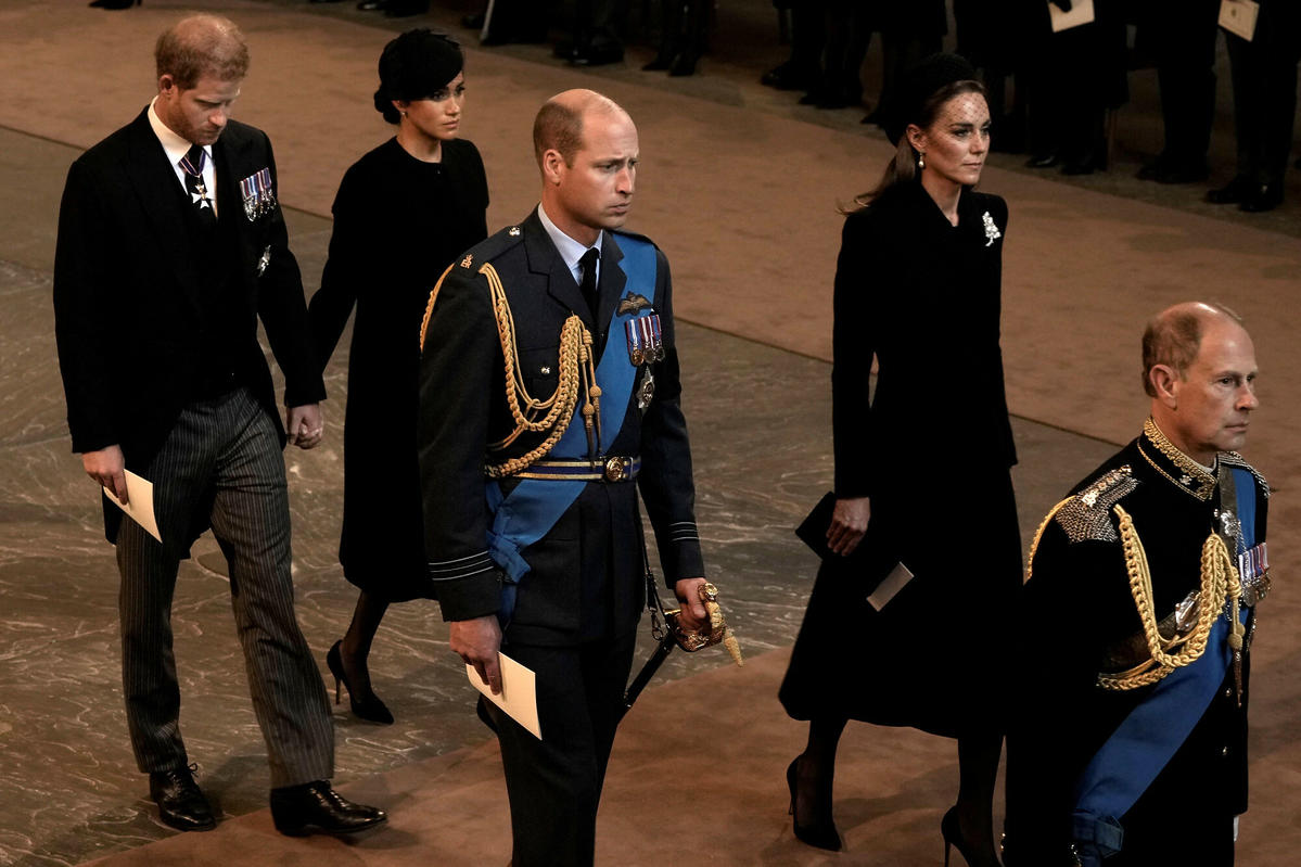 William i Harry z żonami oddają hołd królowej Elżbiecie II