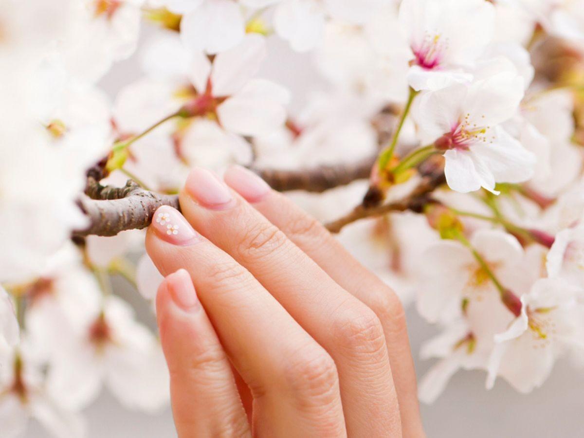 Wiosenne kwiaty na paznokciach