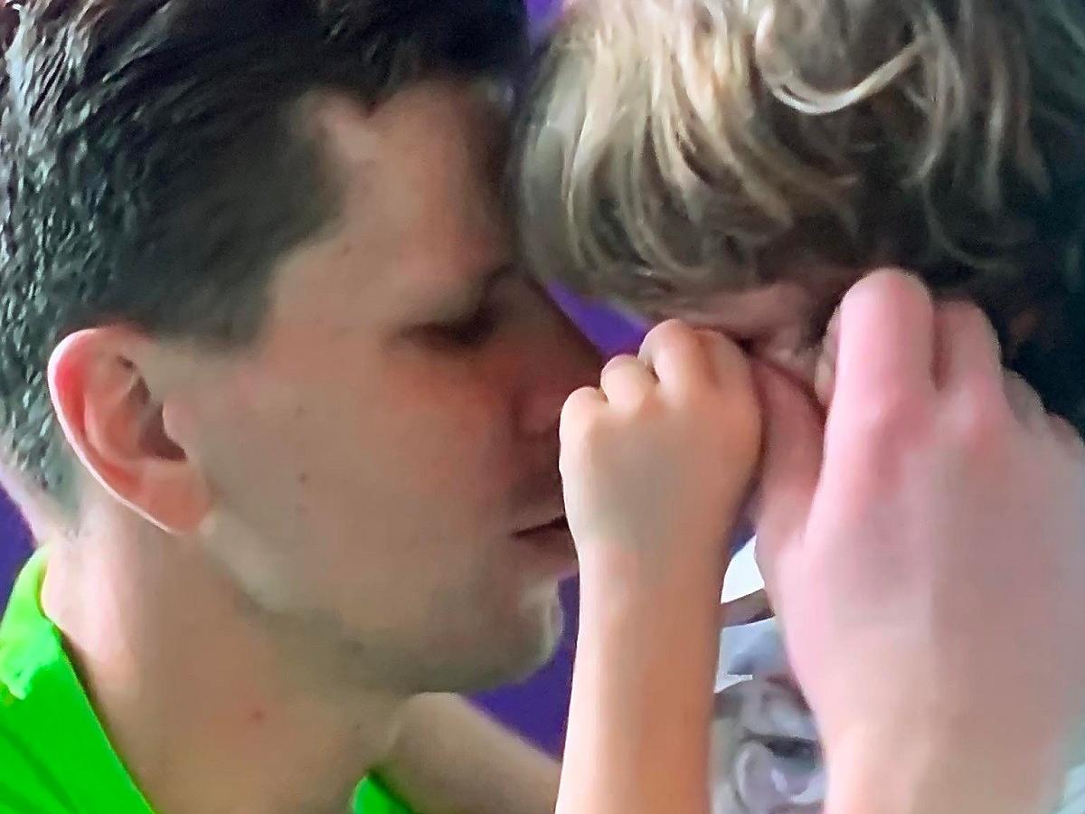 Wojciech Szczęsny pociesza syna po przegranym meczu