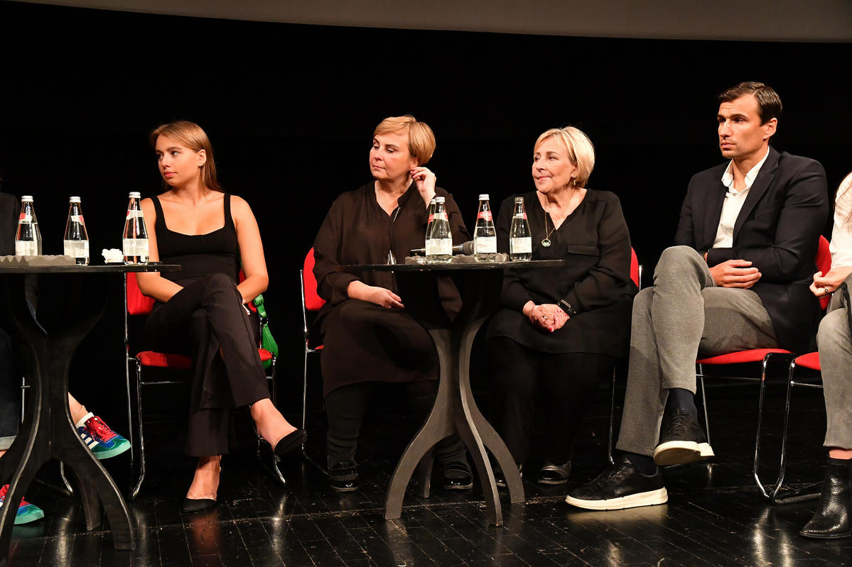 Wzruszona Oliwia Bieniuk na premierze filmu biograficznego o Ani Przybylskiej. Fotografia z rodziną na scenie