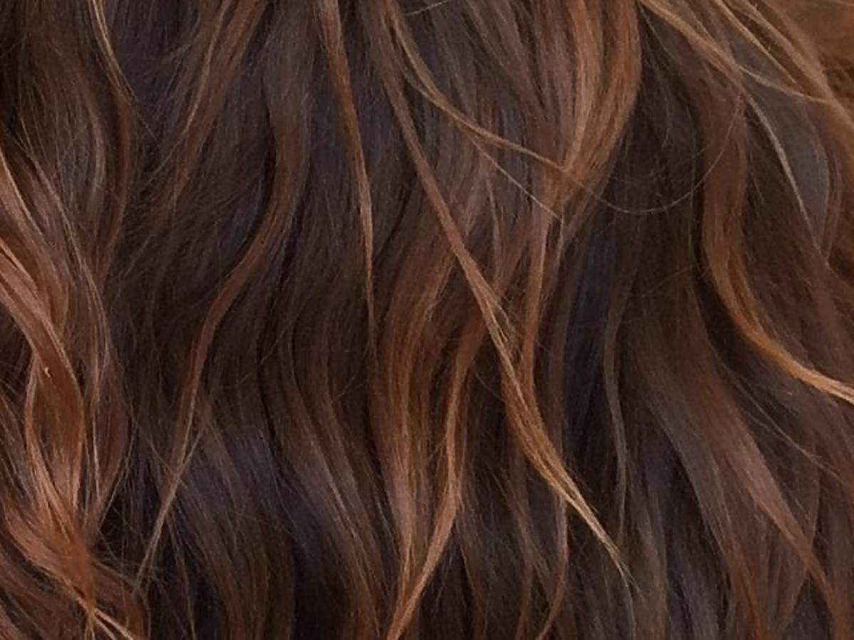 Zdjęcie brązowych włosów z pasemkami z bliska