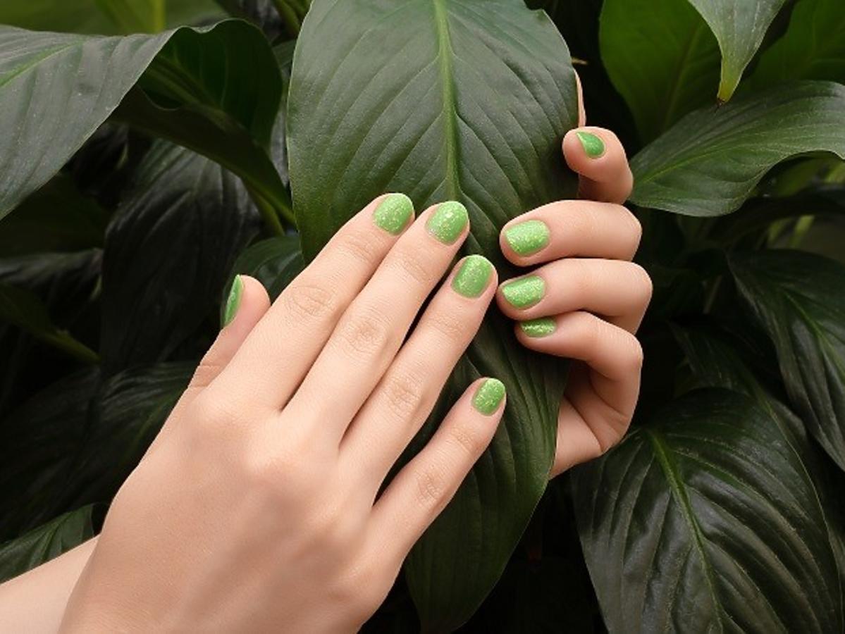 Zielone brokatowe paznokcie