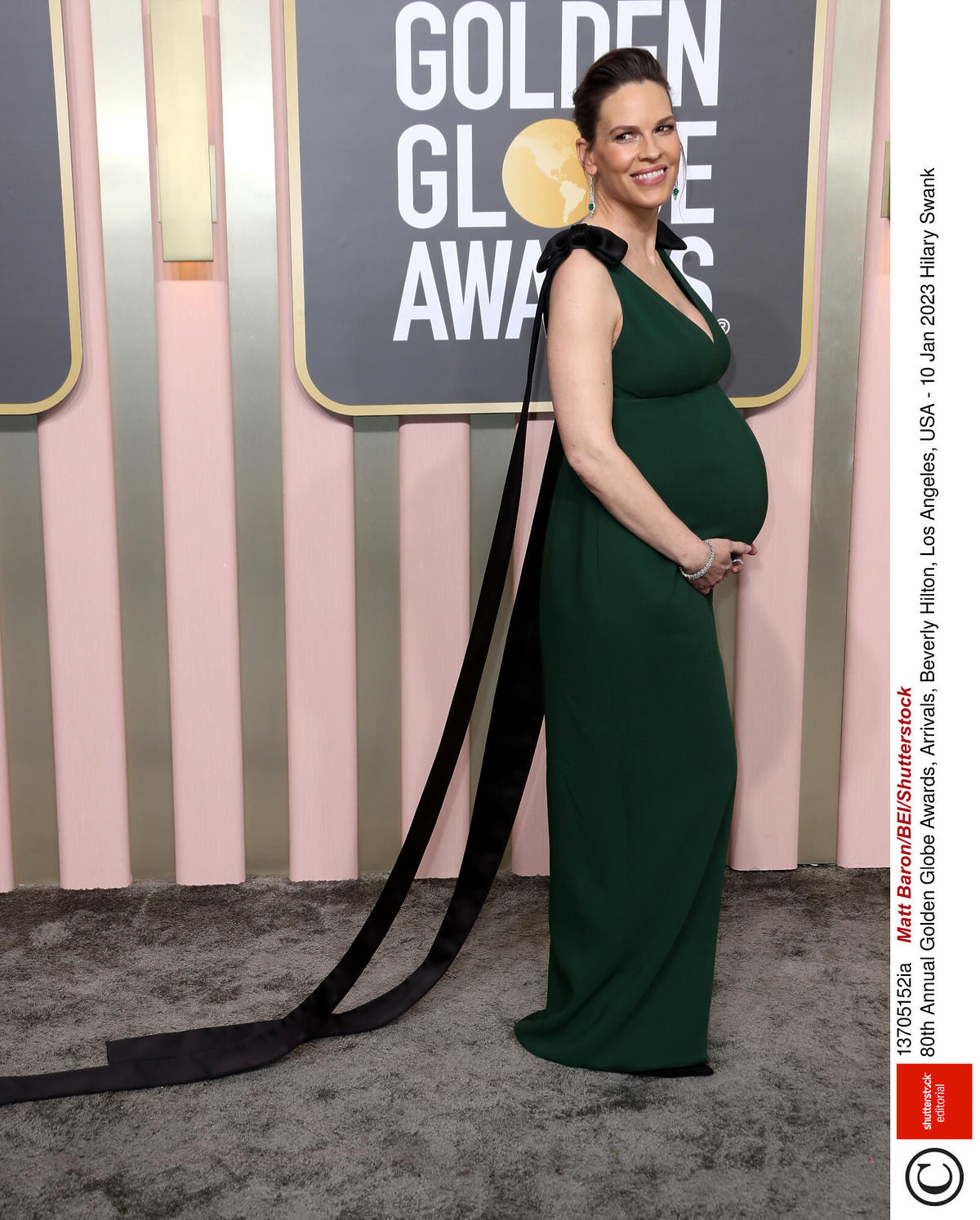 Złote Globy 2023: Ciężarna Hilary Swank w butelkowej zieleni