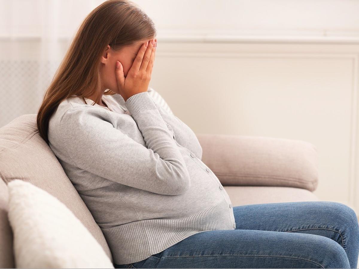 Zrozpaczona kobieta w ciąży